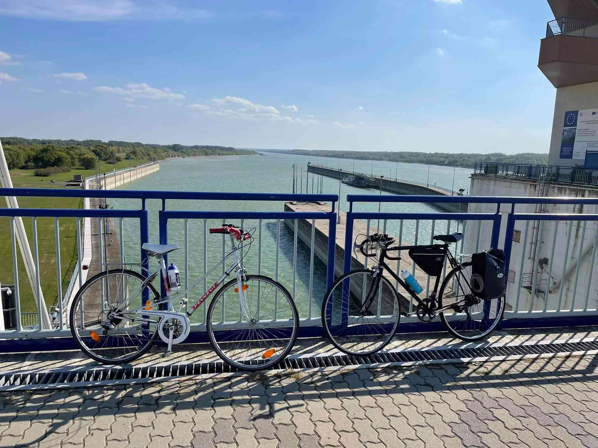 Bicykle značky Peugeot a značky Favorit na Vodnom diele Gabčíkovo.