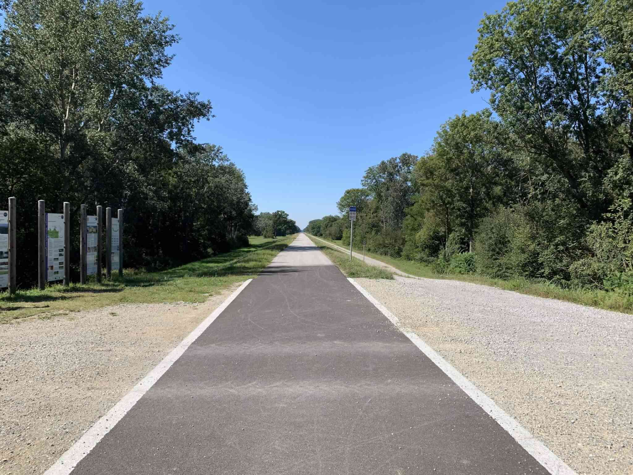 Nekonečná cyklotrasa, ktorá smeruje do Viedne. Kilometre a kilometre nekonečnej roviny.